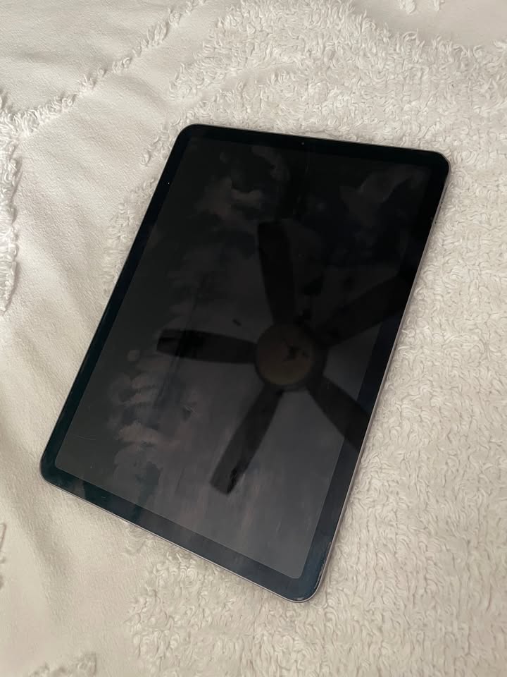 iPad Air 10.9" 4thGen 64GB / Space Grey / Leather Case included 1 iPad Air 10.9" 4thGen 64GB / Space Grey / Leather Case included