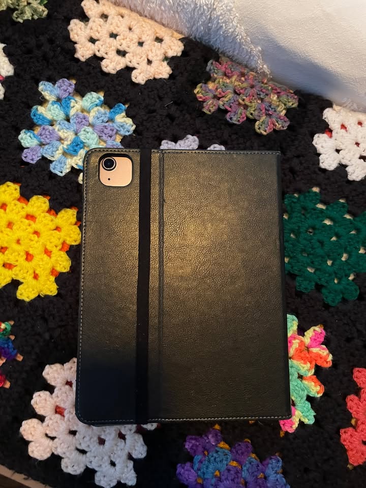 iPad Air 10.9" 4thGen 64GB / Space Grey / Leather Case included 2 iPad Air 10.9" 4thGen 64GB / Space Grey / Leather Case included