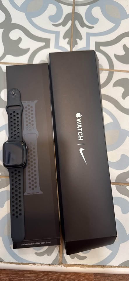 Apple Watch SE Nike Edition 44mm space gray