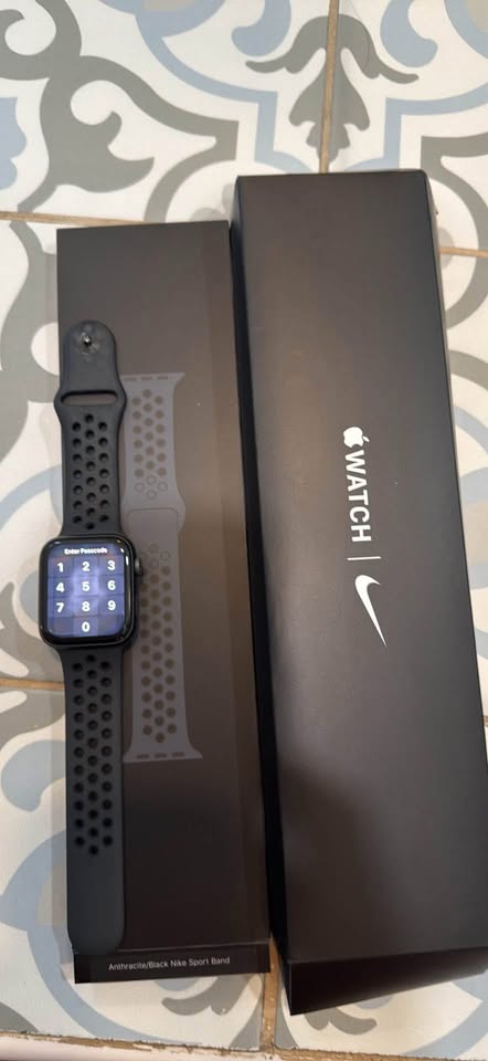 Apple Watch SE Nike Edition 44mm space gray 3 Apple Watch SE Nike Edition 44mm space gray