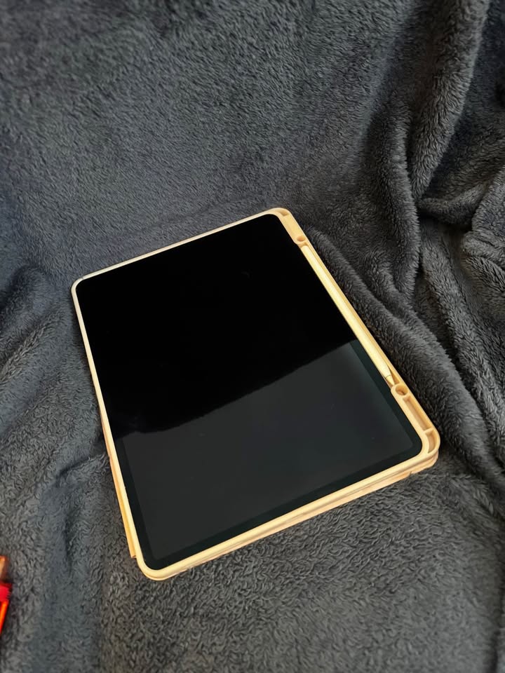 iPad Pro 12.9 (6th generation) & Apple Pencil 1 iPad Pro 12.9 (6th generation) & Apple Pencil