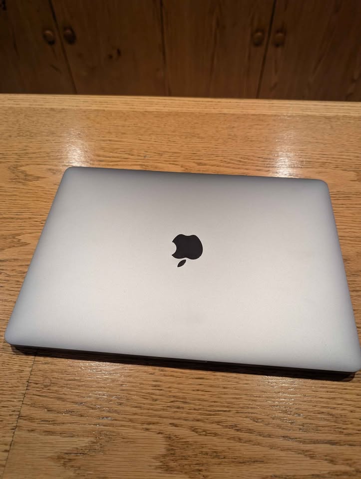 MacBook Pro w/TouchBar 2 MacBook Pro w/TouchBar