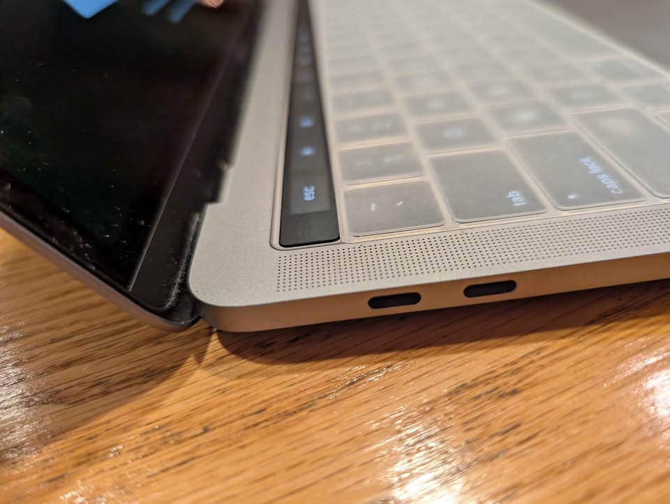 MacBook Pro w/TouchBar 3 MacBook Pro w/TouchBar