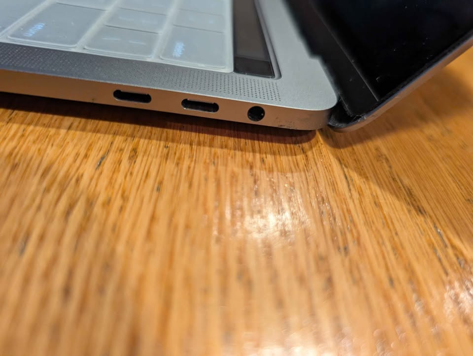 MacBook Pro w/TouchBar 4 MacBook Pro w/TouchBar