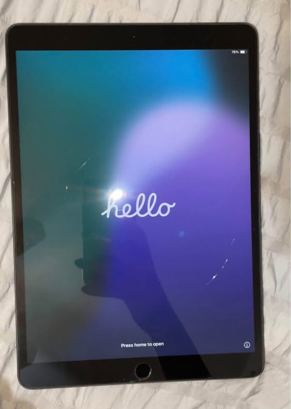 iPad Air 3rd generation, 64 GB, WiFi - GLITCHY BUT WORKS