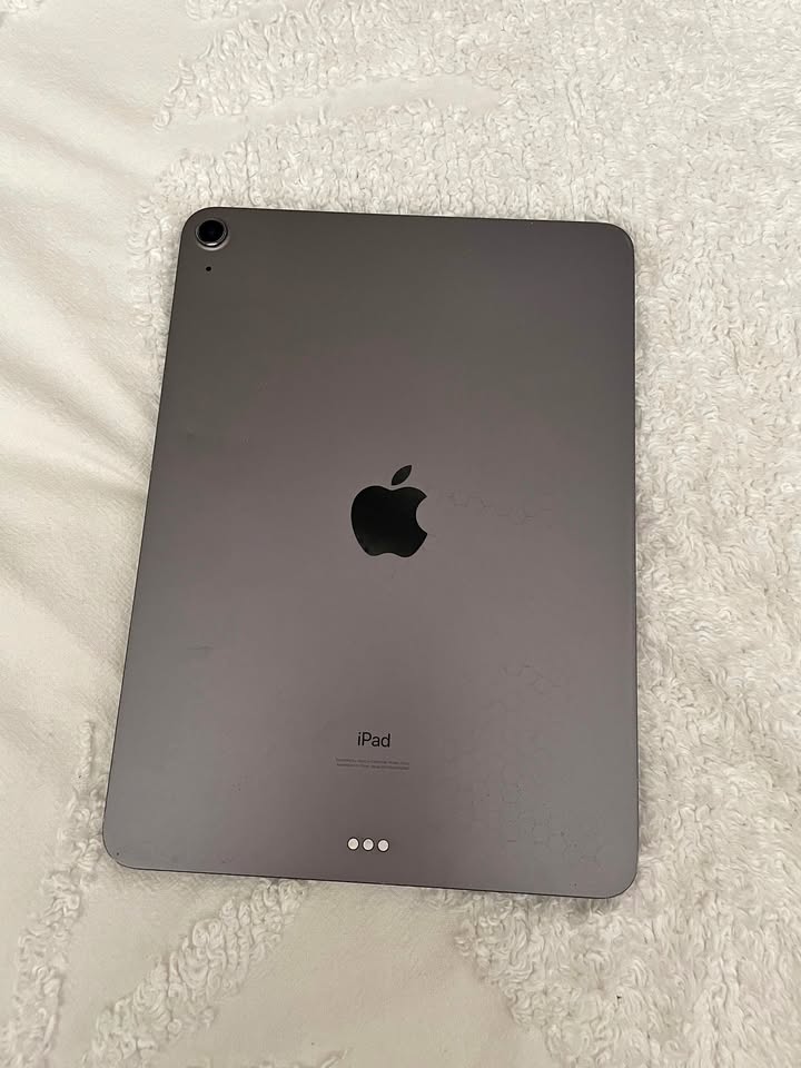 iPad Air 10.9" 4thGen 64GB / Space Grey / Leather Case included 5 iPad Air 10.9" 4thGen 64GB / Space Grey / Leather Case included