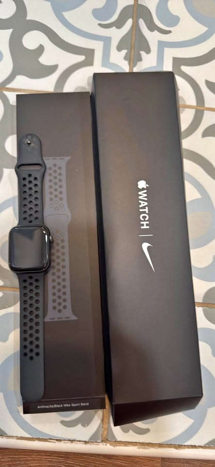 Apple Watch SE Nike Edition 44mm space gray 4 Apple Watch SE Nike Edition 44mm space gray