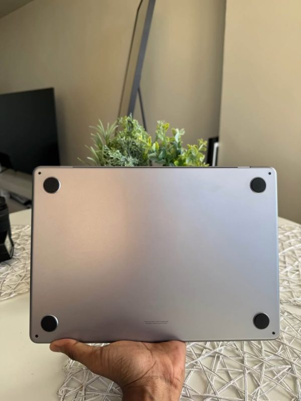 💻 MacBook Air M2 – 256GB SSD – 8GB RAM – New Excellent Condition.