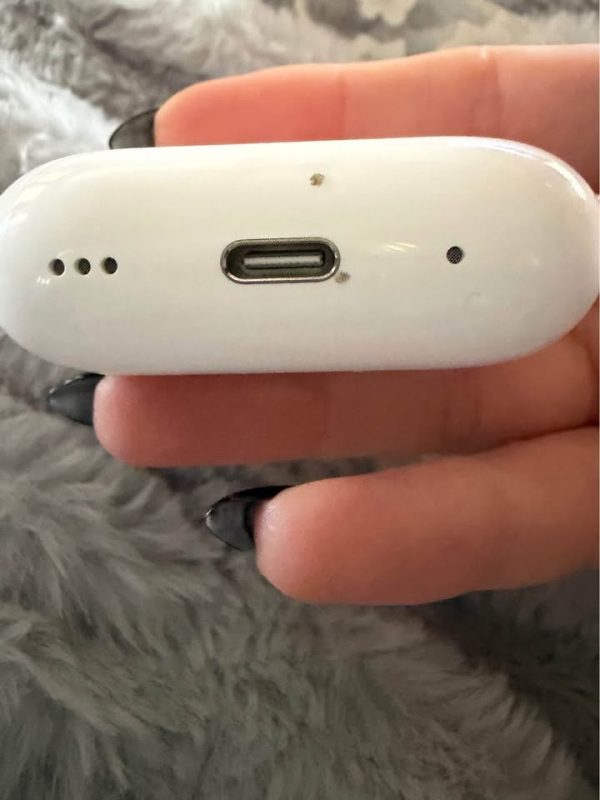 *AVAILABLE* Apple AirPods Pro 2 charging case NO EARBUDS w/ accessories