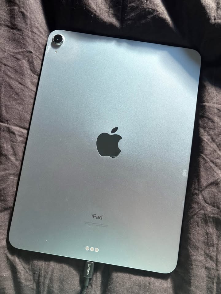 iPad Air 4th Gen W/ Apple Pencil 1 iPad Air 4th Gen W/ Apple Pencil