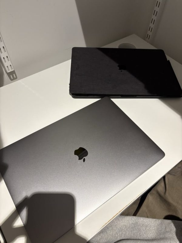 Macbook Pro (2019) 15" – I9 2.3ghz • 560x – 16gb Ram 512gb Ssd – Space Gray