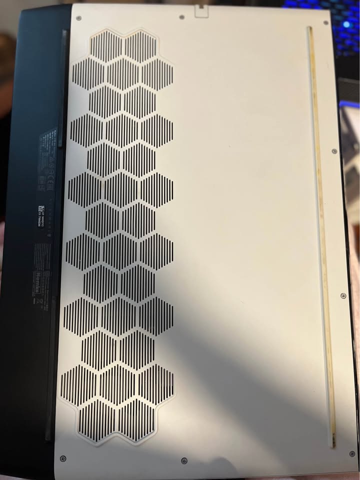 Alienware m17 R2 i7-9750H 3 Alienware m17 R2 i7-9750H