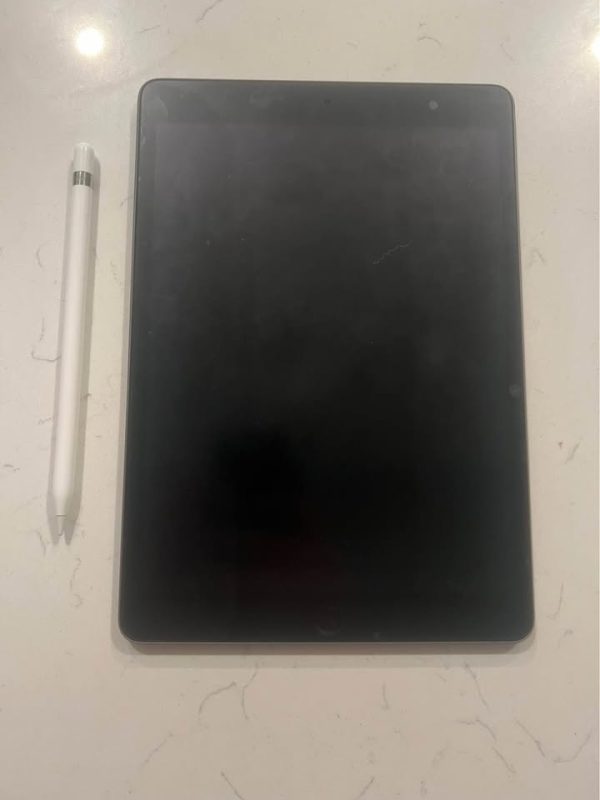 iPad 9th Gen 64 GB (Selling for parts)