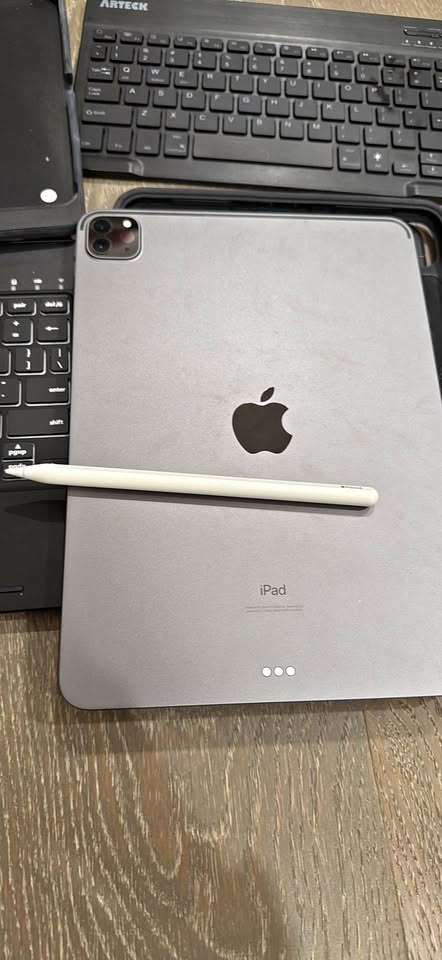 iPad Pro 2nd Gen 11” 128G with Apple Pencil and accessories