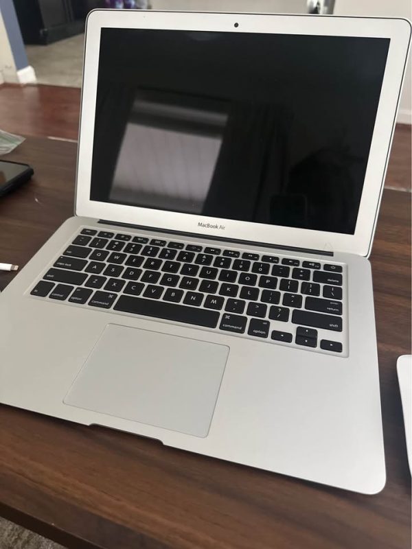 Macbook Air 13in with Apple Mouse/Charger
