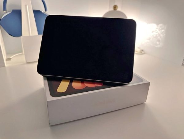 Apple iPad Mini 6th Generation- (Starlight) 64 GB & Original Apple Folio case 1N26