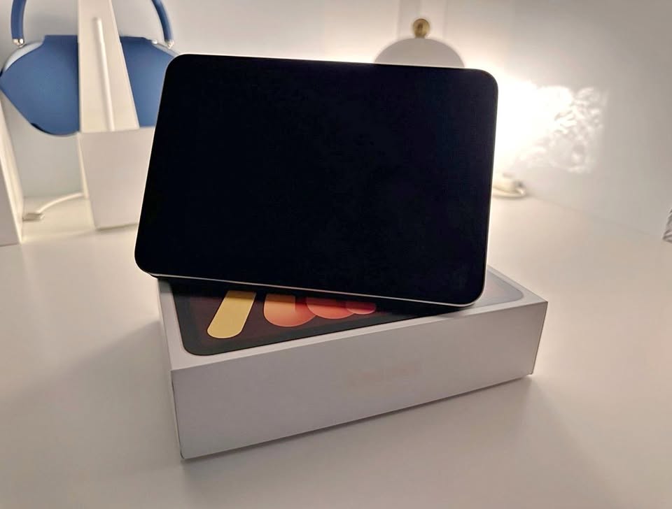 Apple iPad Mini 6th Generation- (Starlight) 64 GB & Original Apple Folio case 1N26 1 Apple iPad Mini 6th Generation- (Starlight) 64 GB & Original Apple Folio case 1N26