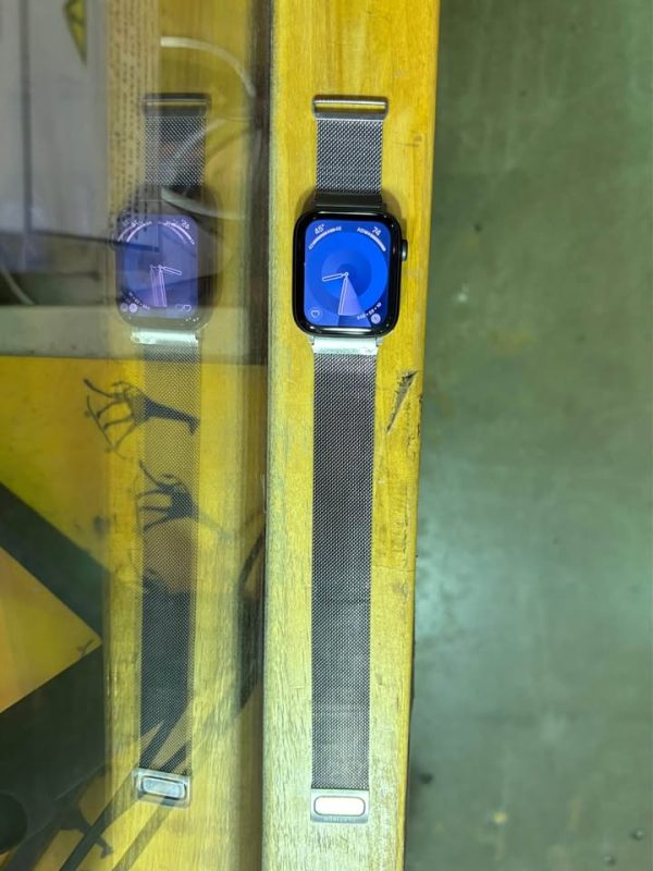 Apple Watch SE (GPS) 44mm and Platinum Magnetic Stainless Steel Mesh Band