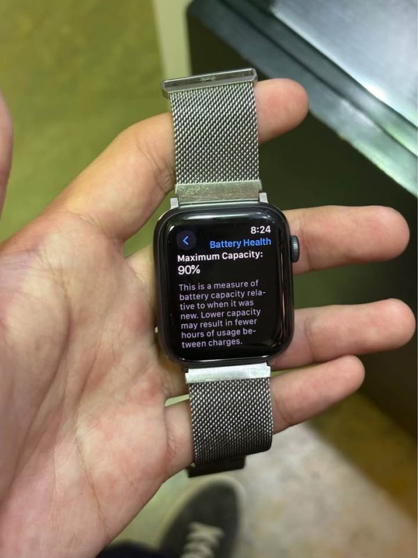 Apple Watch SE (GPS) 44mm and Platinum Magnetic Stainless Steel Mesh Band