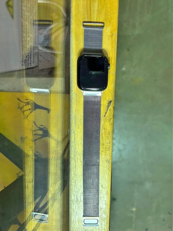 Apple Watch SE (GPS) 44mm and Platinum Magnetic Stainless Steel Mesh Band