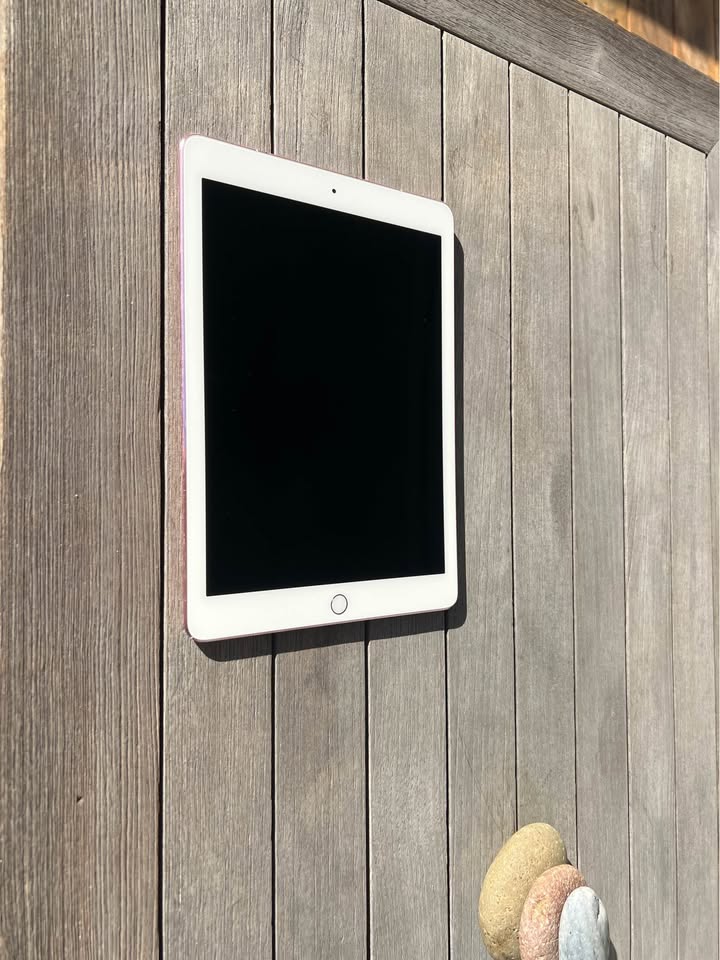 iPad Pro 9.7” – Rose Gold – 32GB – Wi-Fi – Excellent Condition 1 iPad Pro 9.7” – Rose Gold – 32GB – Wi-Fi – Excellent Condition