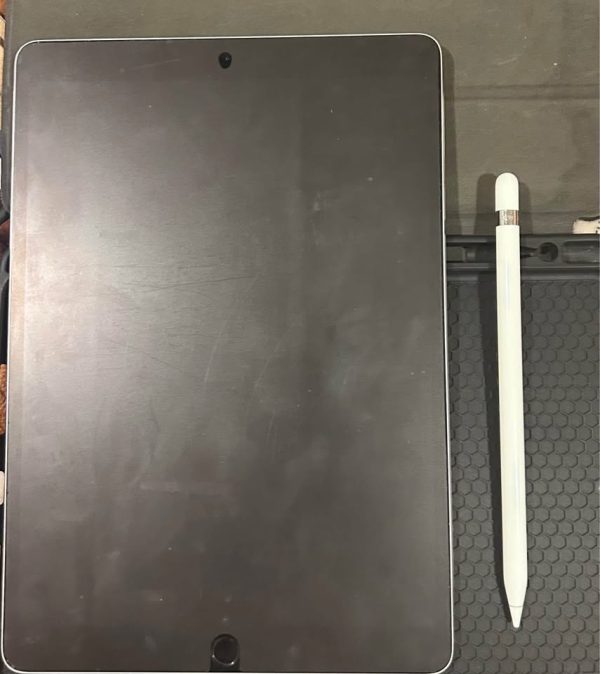 iPad Pro 9th Gen (2017) and 1st gen Apple Pencil For Sale!