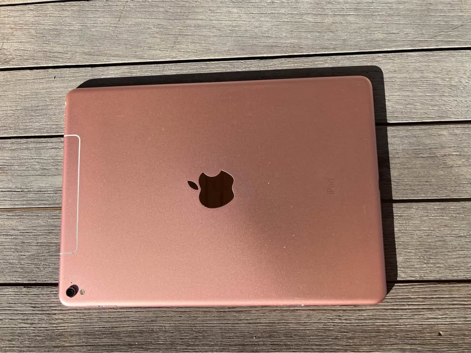 iPad Pro 9.7” – Rose Gold – 32GB – Wi-Fi – Excellent Condition 3 iPad Pro 9.7” – Rose Gold – 32GB – Wi-Fi – Excellent Condition