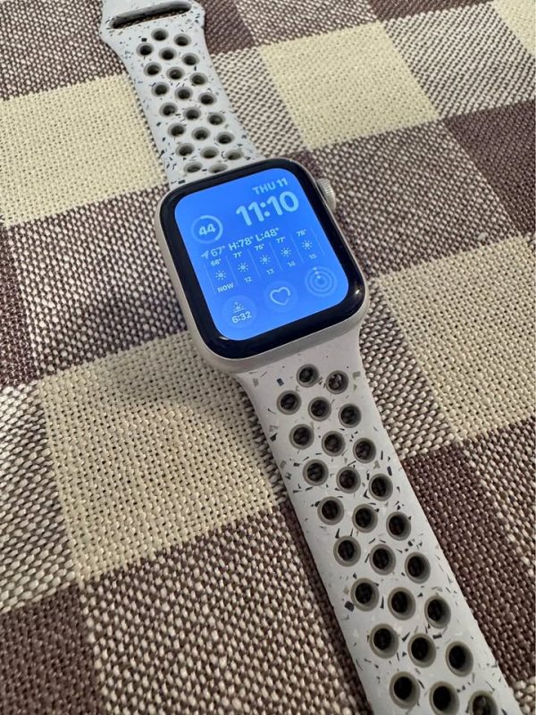 Apple Watch SE 40mm with Nike Sports Band