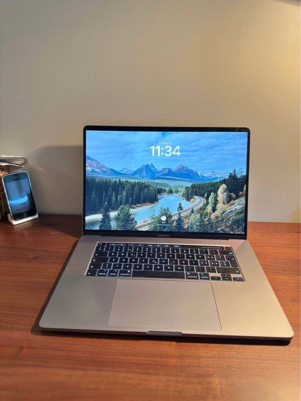MacBook Pro 16” (2019) — i7 / 32GB RAM / 512GB SSD / AMD 5300M