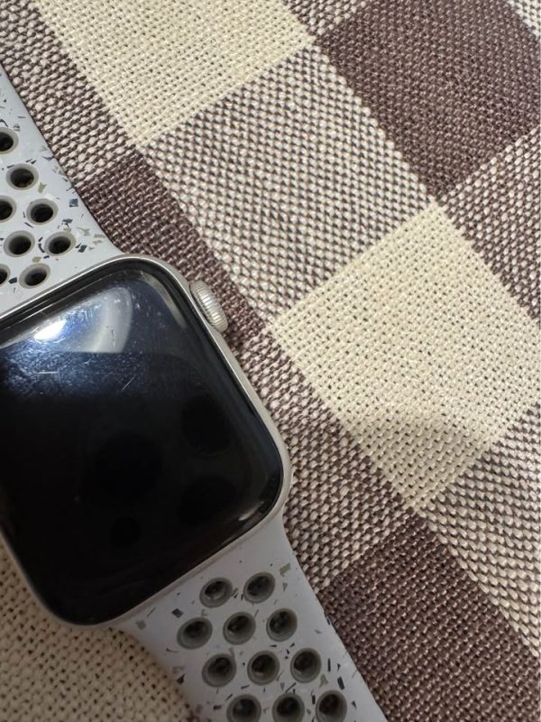 Apple Watch SE 40mm with Nike Sports Band