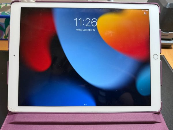 Apple iPad Pro (32GB, Wi-Fi, Silver) 12.9in Tablet with case and cords