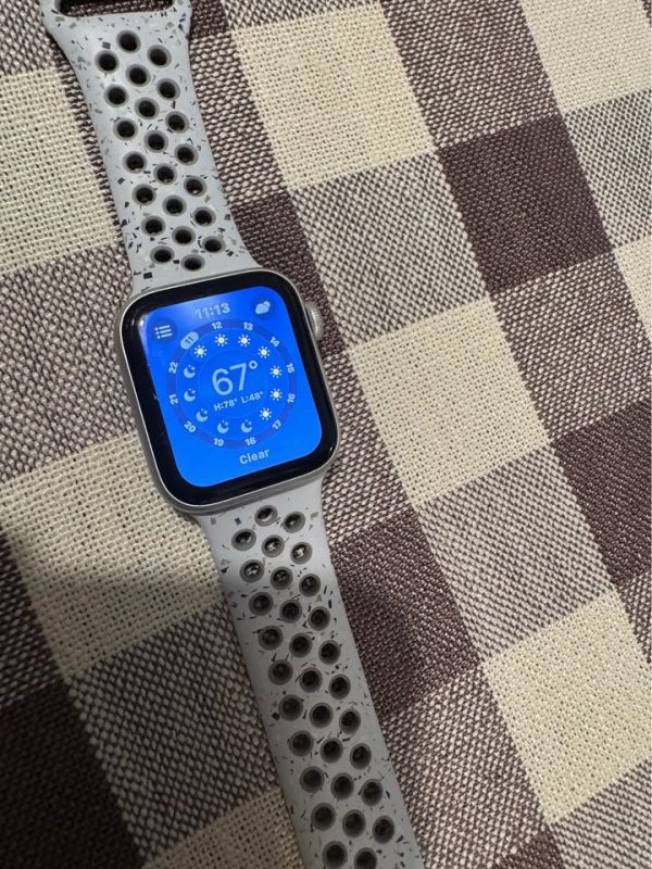 Apple Watch SE 40mm with Nike Sports Band