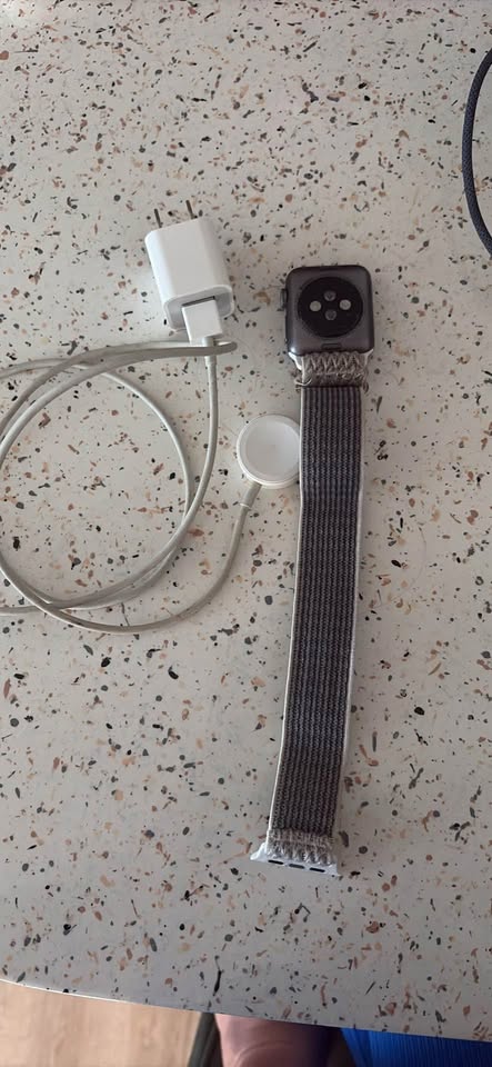 Apple Watch Series 3 (38mm, GPS) – Great Condition – With Charger