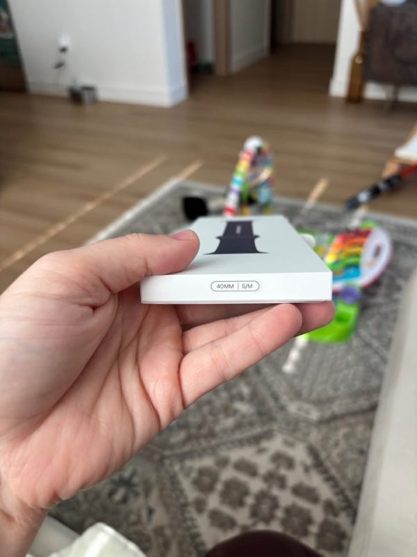 Apple Watch SE (1st Gen) 40 mm GPS and Brand new Silicone Apple Band