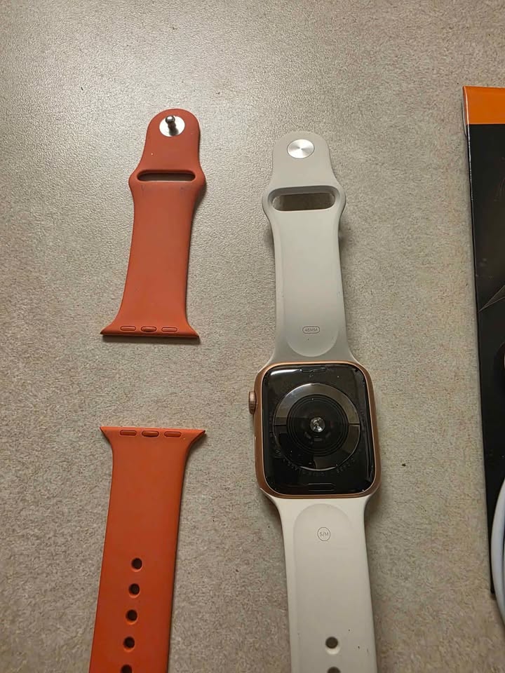 Apple watch Series 5 44mm GPS, with new staps from apple, screenprotector, charging cable 1 Apple watch Series 5 44mm GPS, with new staps from apple, screenprotector, charging cable