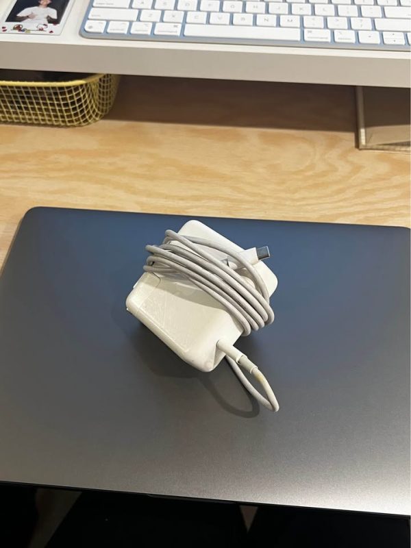 Macbook Pro 2017 13 inch with charger