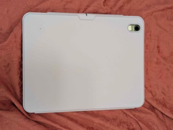 iPad air m2 - brand new with pencil and 2 case-