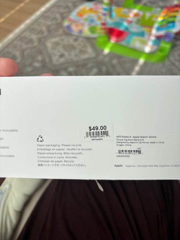 Apple Watch SE (1st Gen) 40 mm GPS and Brand new Silicone Apple Band