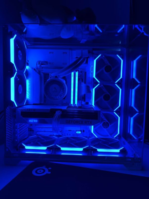 High-End White Gaming PC