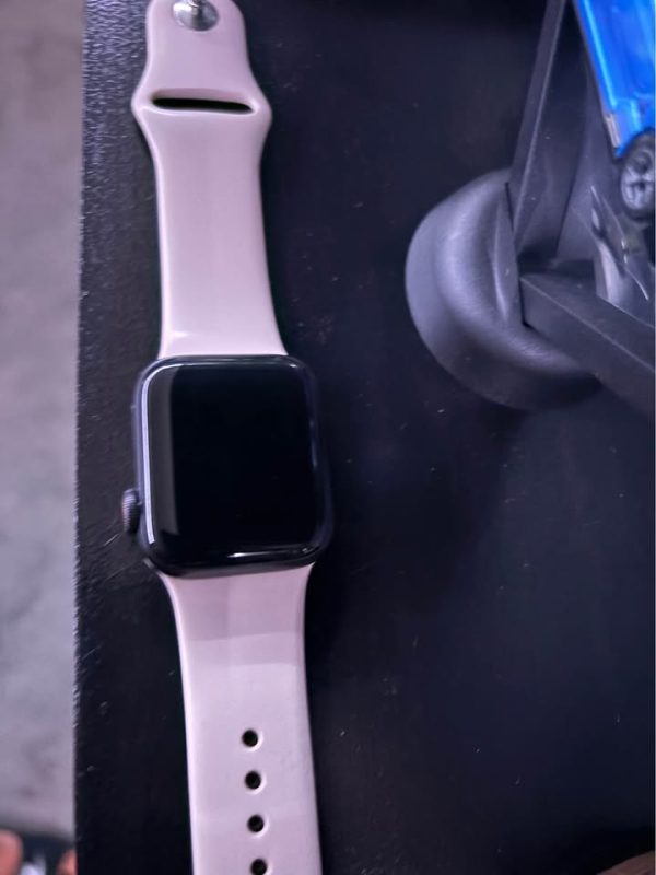Apple Watch SE (1st Gen) 40 mm GPS and Brand new Silicone Apple Band