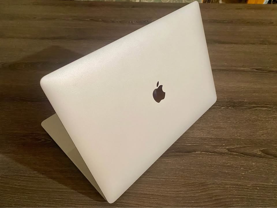Macbook Pro 15” 2018, 32GB RAM, 512GB SSD, 2.6Ghz 6-Core i7 Processor, Radeon 560 4GB Graphics 2 Macbook Pro 15” 2018, 32GB RAM, 512GB SSD, 2.6Ghz 6-Core i7 Processor, Radeon 560 4GB Graphics