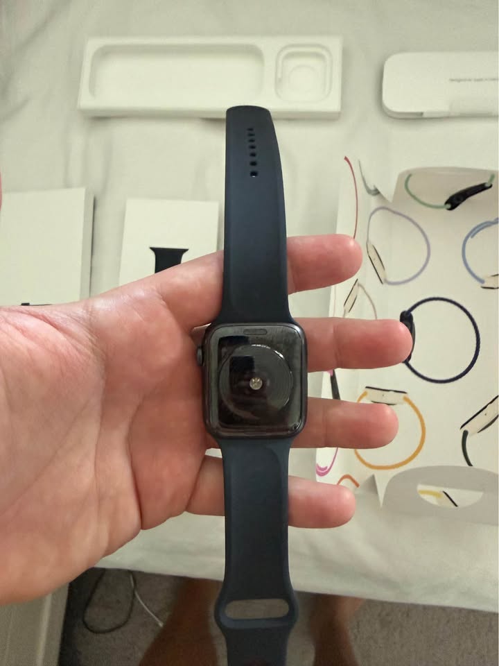 Apple Watch SE (44mm) 2 Apple Watch SE (44mm)