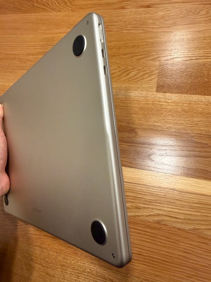 MacBook Air 13” (2025) – M4 / 16GB / 512GB – Starlight 2 MacBook Air 13” (2025) – M4 / 16GB / 512GB – Starlight