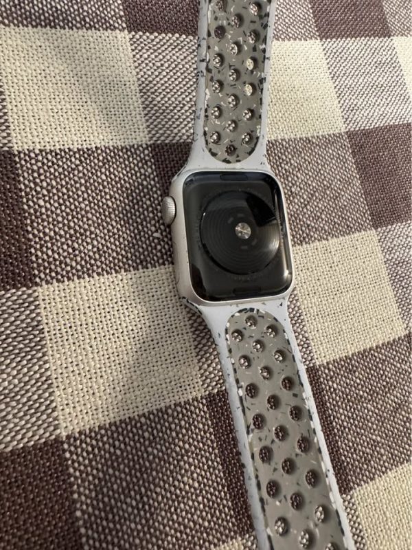 Apple Watch SE 40mm with Nike Sports Band