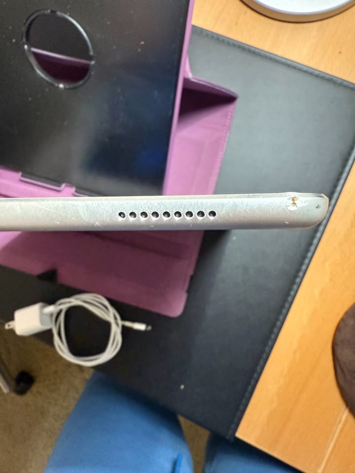 Apple iPad Pro (32GB, Wi-Fi, Silver) 12.9in Tablet with case and cords 5 Apple iPad Pro (32GB, Wi-Fi, Silver) 12.9in Tablet with case and cords