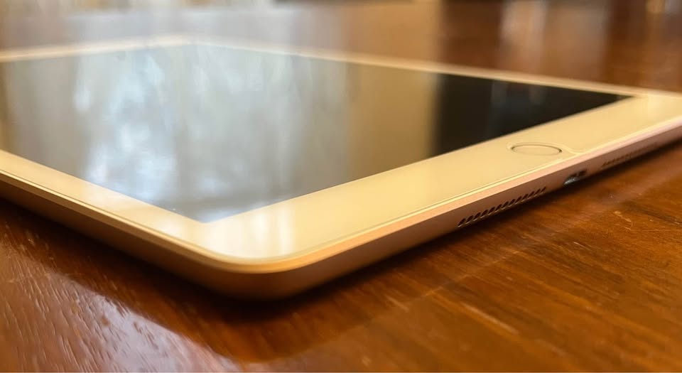 Apple iPad (Gold, 8th Generation, WiFi) 4 Apple iPad (Gold, 8th Generation, WiFi)