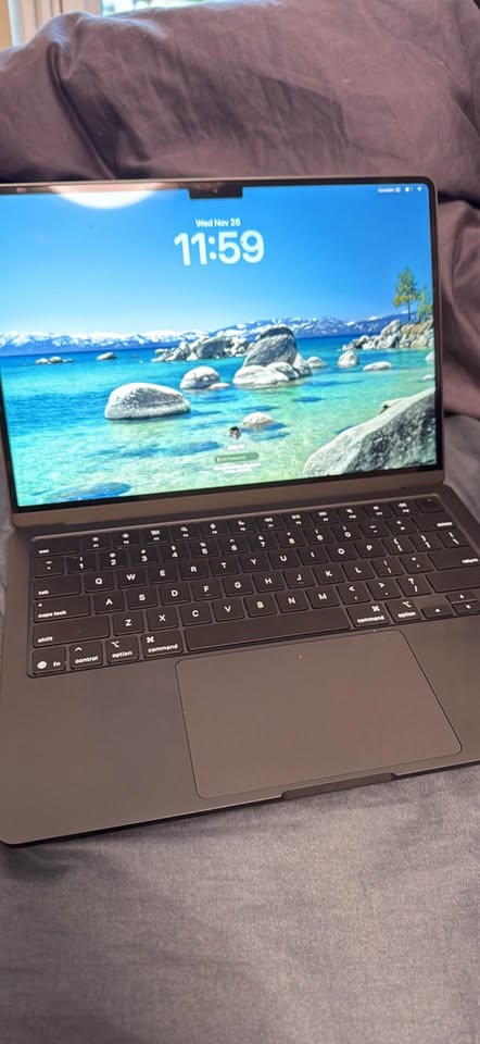 2025 MacBook Air 13 inch. (M4 chip) 2 2025 MacBook Air 13 inch. (M4 chip)