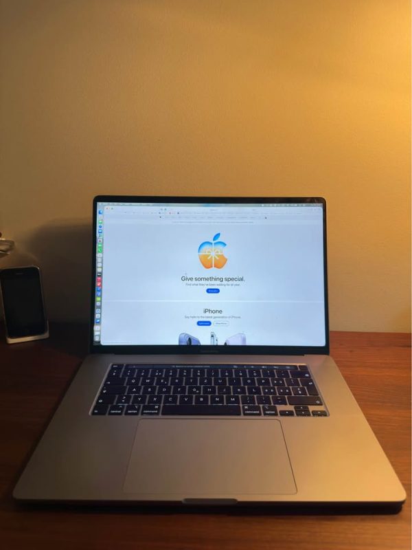 MacBook Pro 16” (2019) — i7 / 32GB RAM / 512GB SSD / AMD 5300M