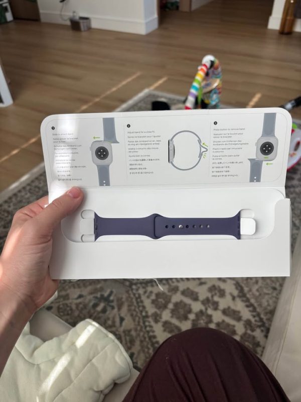 Apple Watch SE (1st Gen) 40 mm GPS and Brand new Silicone Apple Band