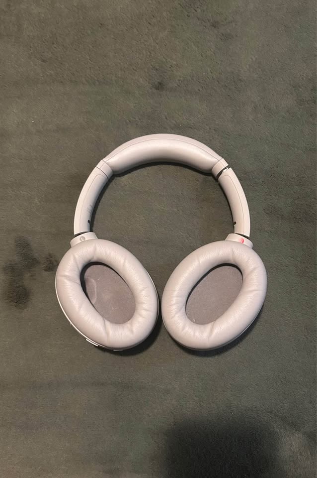 Sony WH-1000XM4 5 Sony WH-1000XM4